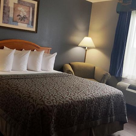 Days Inn By Wyndham Galliano La Экстерьер фото