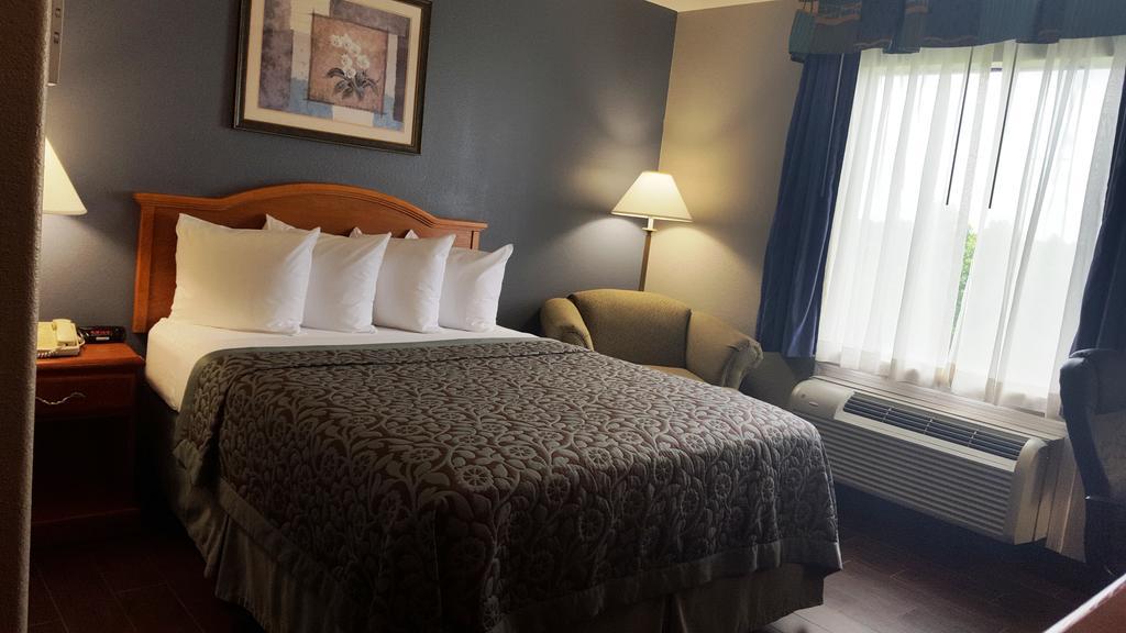 Days Inn By Wyndham Galliano La Экстерьер фото